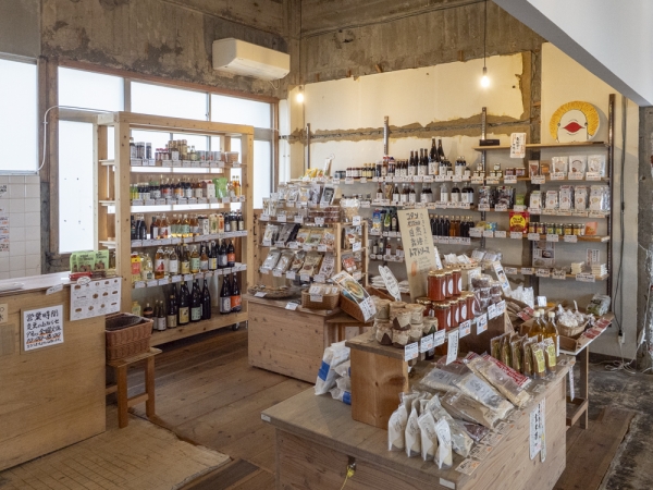 オーガニック食材を中心に販売する自然食料品店「みなとマート」