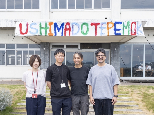 2階の休憩スペース。一部の壁には、アーティストによる絵が描かれている