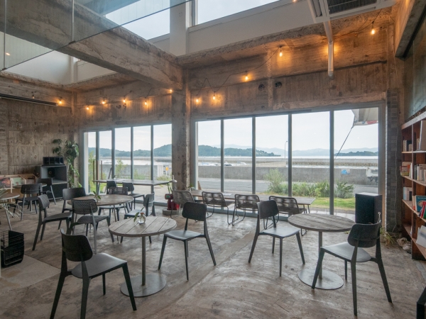 館内には共用の休憩スペースがたくさん配置されている。飲食店での食事はもちろん、休んだり話をしたりするだけでも利用できる