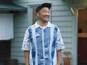 曽我の施設の前に立つ杉山さん（写真提供/OVACANS）