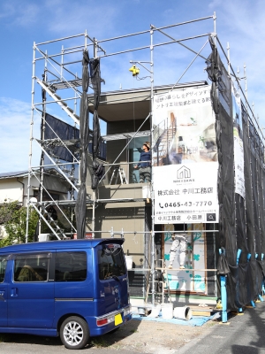 熱中症のリスクが高い酷暑の建築現場。現場環境の整備が職人の労働環境の改善や人材の確保、また家のクオリティに直結する