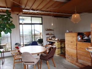 ３階のレンタルスタジオであり、平日はカフェとして使われているスーペース。両側にバルコニーがあり、気持ちの良い空間（筆者撮影）