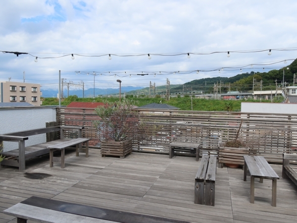 最初に手掛けた元寿司店のビルを改装したもの。１階には森のようちえんが入っている（筆者撮影）