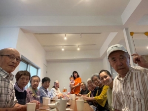 入居者のお茶会の様子。当初は会費制だったが、参加者の反応から持ち寄りになったそう