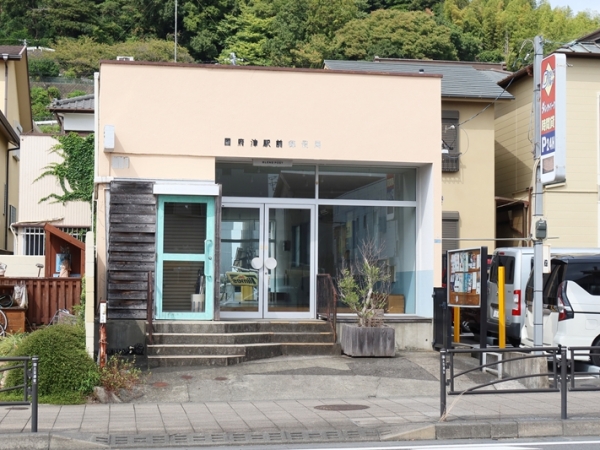 曽我の施設の前に立つ杉山さん（写真提供/OVACANS）