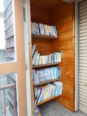 ATMコーナーを利用した本のスペース。他の施設でも本は置かれていた（筆者撮影）