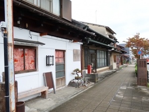 国道沿いに立地している。見えている赤いのれんは婚礼布団を加工したもの（筆者撮影）