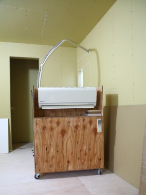 別の現場の「仮設エアコン」。職人からも「本当にありがたい」「快適に作業ができる」と高評価
