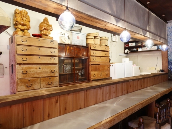 国道沿いに立地している。見えている赤いのれんは婚礼布団を加工したもの（筆者撮影）