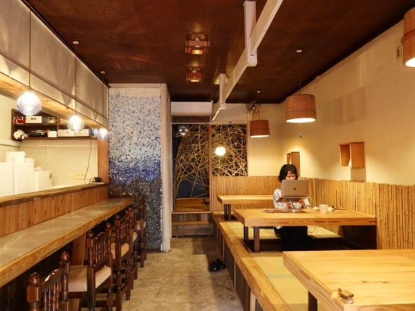 国道沿いに立地している。見えている赤いのれんは婚礼布団を加工したもの（筆者撮影）