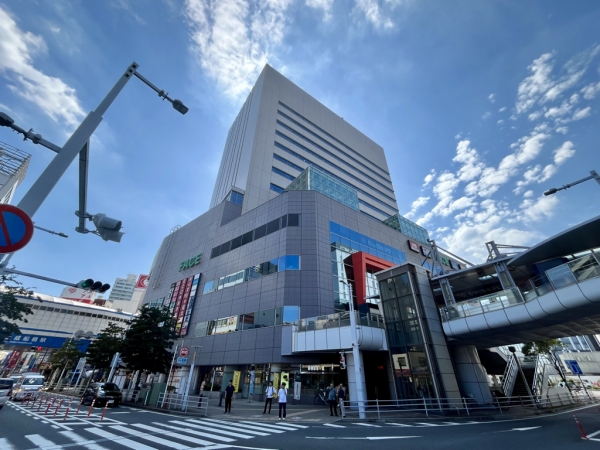 船橋FACE（フェイス）と写真右手前がJR船橋駅につながるペデストリアンデッキ、写真左奥が京成船橋駅　※2025年9月撮影