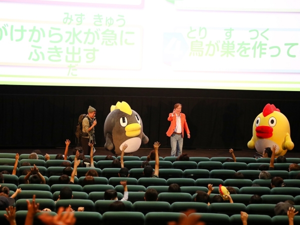 TOHOシネマズ小田原で行われたイベントで登壇し、小田原市の防災への取り組みや「おだわら防災ナビ」の紹介を行った加藤憲一・小田原市長。小田原市も後援となり、官民一体となって防災対策に取り組んでいる。そらジローとくもジローの間にいるのが小田原市のキャラクターの「梅丸」
