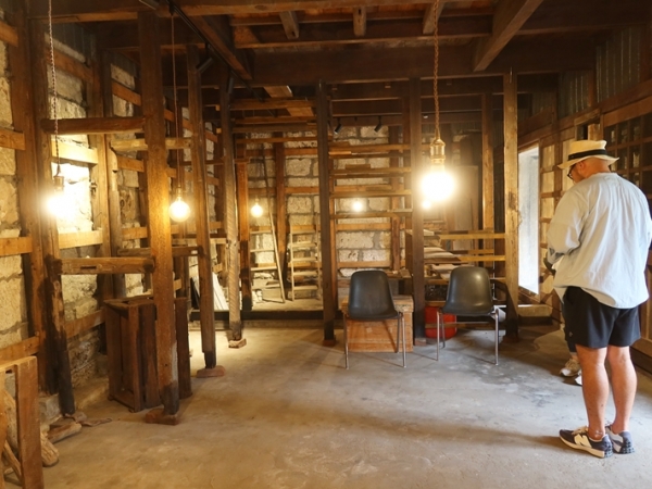 蔵の外観と２階。壁の鉄板はそのままになっている（筆者撮影）