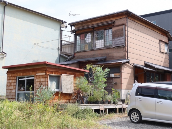 蔵の外観と２階。壁の鉄板はそのままになっている（筆者撮影）