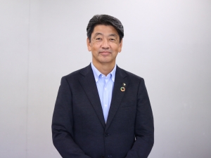 お話をお聞きした小田原市長の加藤憲一さん。「地震が来た時に壊れない建物で暮らす必要性を住民の方もしっかり意識する必要があると思います。防災を頭に入れながら、新築なり改築なりをしていただければと思います」