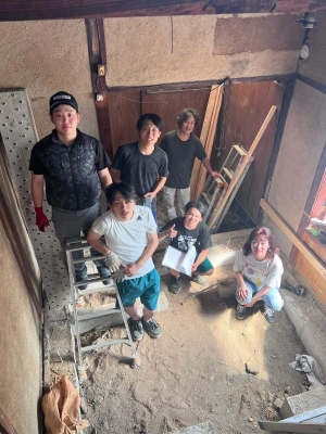 大阪公立大建築学科の学生らとともに長屋の再生に取り組む様子。一番右が神吉氏