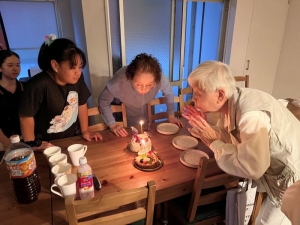 この日85歳を迎えた入居者と87歳となった神吉氏の母親とのお誕生日会の様子。日頃のアットホームな交流の様子が伝わってくる