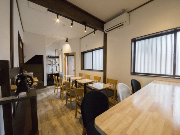 駅から離れた住宅街の中に誕生した焙煎所。かつてとは違い、商店街の中になくても商品に魅力があれば人は集まる（写真提供/旧三福不動産）