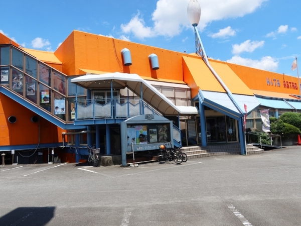 奥が客席。館内は至るところにさまざまなモノが置かれている（筆者撮影）