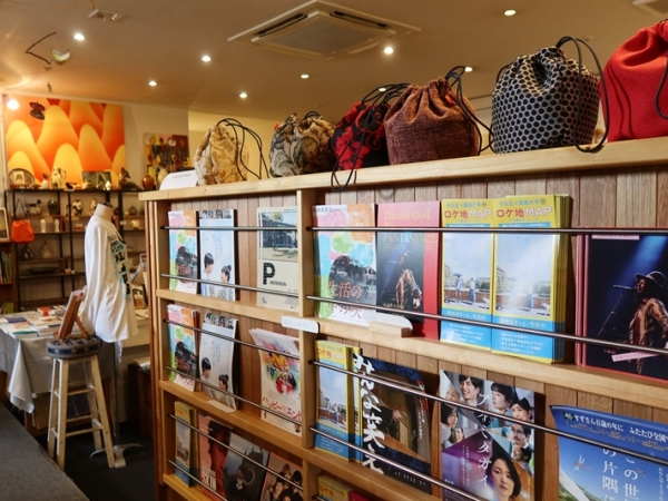 チケット売り場では珈琲も注文でき、豆を買うこともできる（筆者撮影）