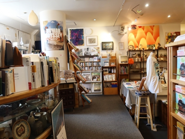 チケット売り場では珈琲も注文でき、豆を買うこともできる（筆者撮影）