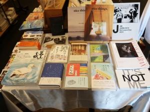 リベルテに関わる人達の中には編集者、デザイナーも多いそそうで、館内にはそうした人達が関わる書籍類も置かれている（筆者撮影）