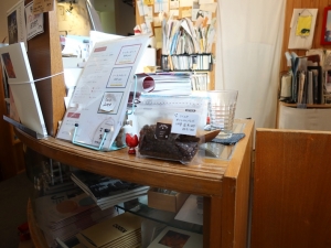 チケット売り場では珈琲も注文でき、豆を買うこともできる（筆者撮影）