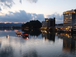 清らかな水を利用した酒、醤油なども名産。夏には鵜飼いも行われている（筆者撮影）