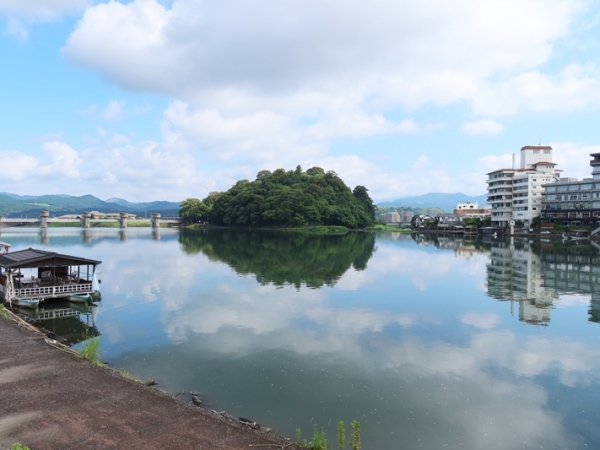 赤い柔らかそうな客席が並ぶ。こぢんまりした、のんびり見られそうな場所である（筆者撮影）