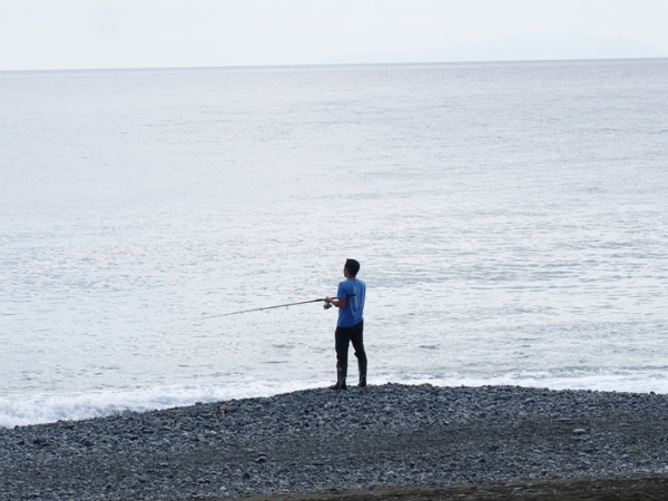 海岸、道を挟んで海の向かいにある２棟。サイズ感はだいぶ違う（筆者撮影）