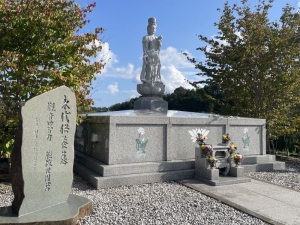 市内の寺院に設けられた観音菩薩の石像を祀った永代供養墓
