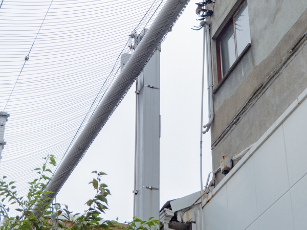 支柱は旧アーケード時代のものを残して使用し、商店街の歴史や団結の証が感じられるようにした