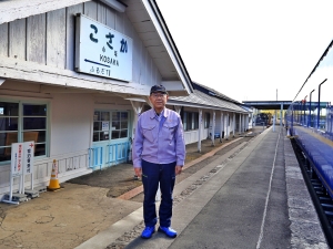 お話を伺った「小坂鉄道レールパーク」の園長・鈴木二朗さん。鉄道ファンはもちろん、鉄道に詳しくない方でも楽しめる施設なので、友人やファミリーと訪れてみてはいかがだろう。「小坂鉱山事務所」や「康楽館」までは車で5分とかからない