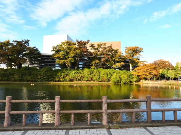 取材に訪れた秋田市役所。秋田市の人口は2023年に30万人を下回った