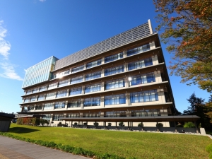 取材に訪れた秋田市役所。秋田市の人口は2023年に30万人を下回った