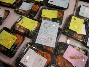 見守りで配るお弁当。桜塚校区福祉会では、35年以上毎週水曜日に手作り弁当を届けている。「メニューの種類が多くて美味しい」「お弁当に愛情が入っている」と好評だ