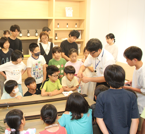 京都市西京区などと共催した「親子ハンドソープ作り体験」の様子