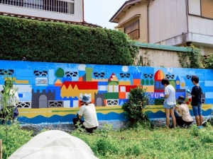 豊中あぐりゆめパークの壁画アート。事業がクロスオーバーし、老若入り混じって交流を楽しんでいる