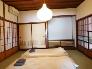 松本中央は２階に３室、１階に１室の寝室があり、それぞれ２組の布団が用意されている（筆者撮影）