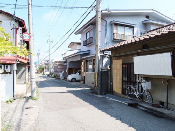 住宅から宿泊施設へ。外から見えるところでは玄関回りの変化が大きい（筆者撮影）