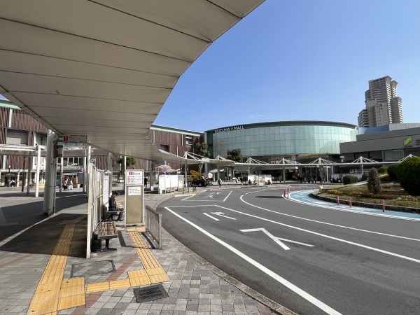 樟葉駅前のバスロータリー