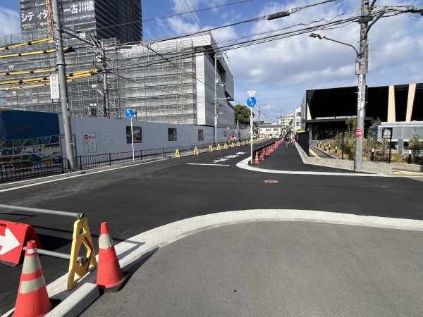 駅前からも工事の様子がうかがえる（2025年11月7日現在）