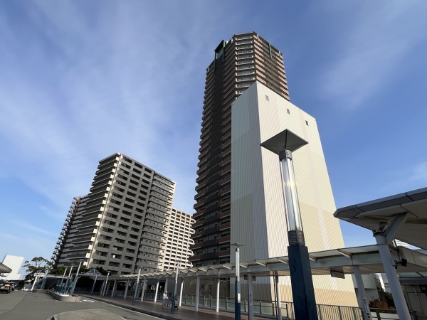 大阪府咲洲庁舎「さきしまコスモタワー」（右側のビル）