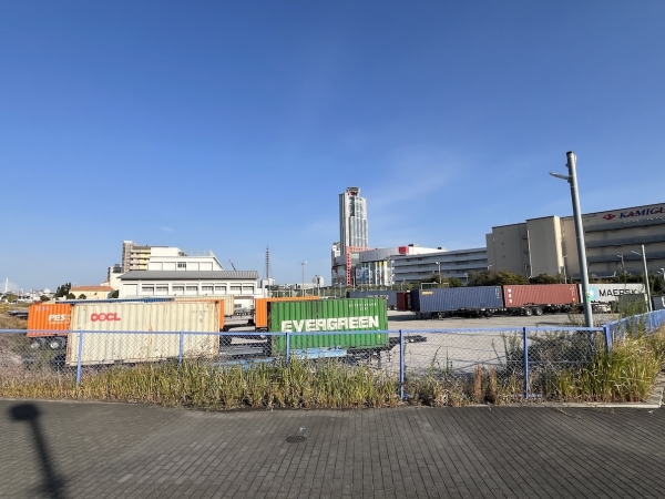 【1画地】西側は多くの大型トラックが駐車されている（2025年11月7日現在）