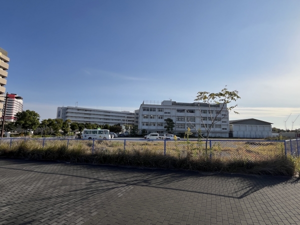 【1画地】西側は多くの大型トラックが駐車されている（2025年11月7日現在）