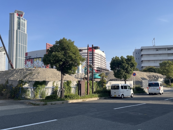 【1画地】西側は多くの大型トラックが駐車されている（2025年11月7日現在）