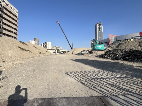 【1画地】西側は多くの大型トラックが駐車されている（2025年11月7日現在）