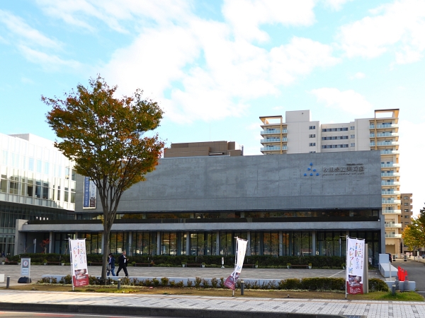 あきた芸術劇場ミルハス。芸術や文化交流の拠点となる「エリアなかいち」周辺には、秋田市文化創造館、秋田県立美術館などが立つ