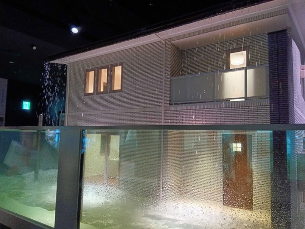 1/4スケールのモデル住宅で実演の耐水害の技術を確かめることができる