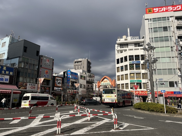JR高円寺駅北側に位置する「純情商店街」では、都市計画道路の整備をめぐって住民との論争が顕在化している。論争の焦点となっている都市計画道路の概要を見ていこう。